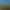 Panorama de montagnes verdoyantes avec des sommets rocheux sous un ciel partiellement nuageux